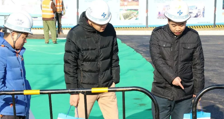 白头盔在工地干什么的