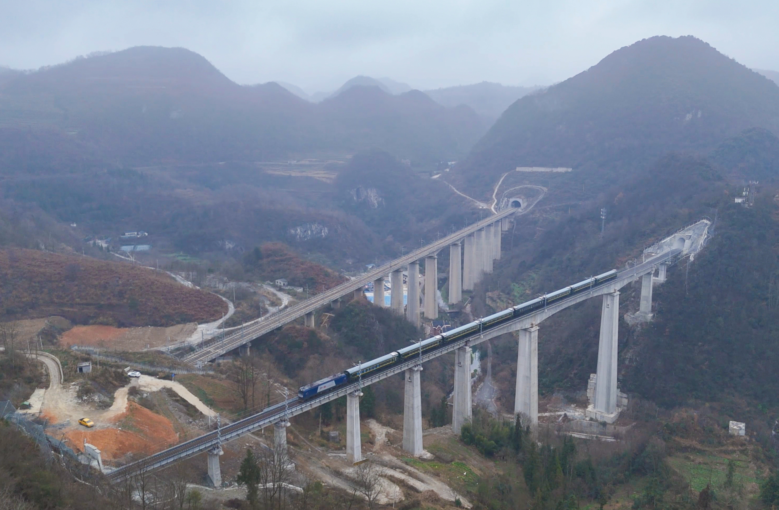 (经济)隆黄铁路叙永至毕节段开通运营