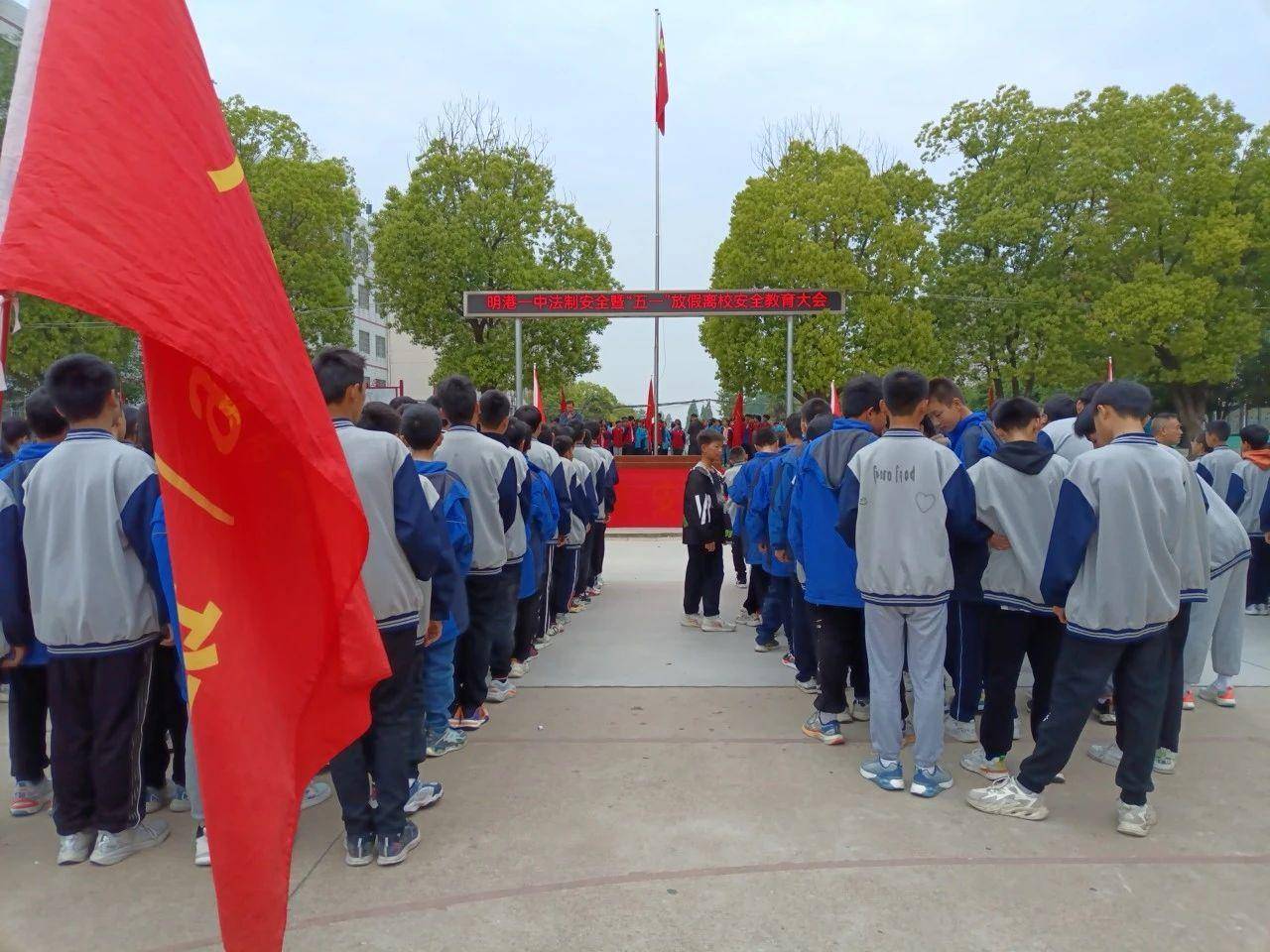 明港一中开展法治安全教育暨防溺水千人签名活动