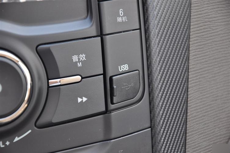 五菱宏光汽车的充电接口设计在中控台收音机上,并配备了usb接口.