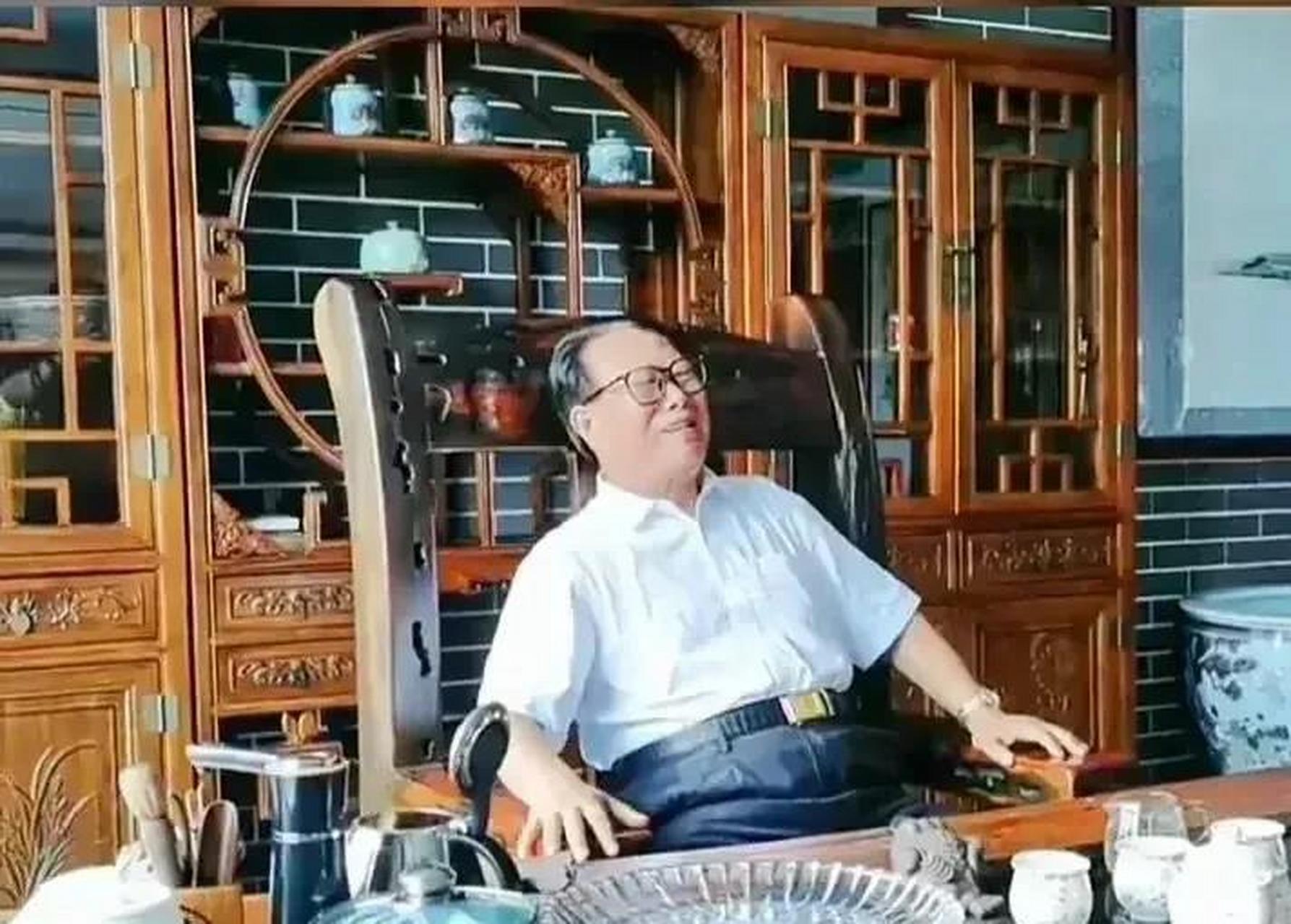 这是江同志的特型演员卯秋民在家中的生活照.