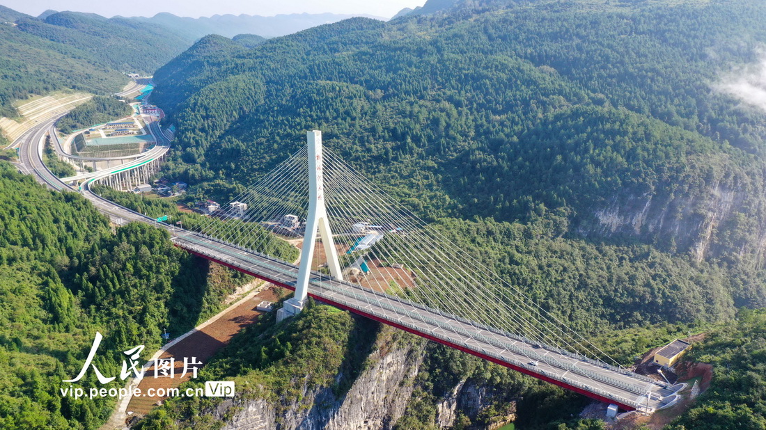 贵州石玉高速公路建成通车