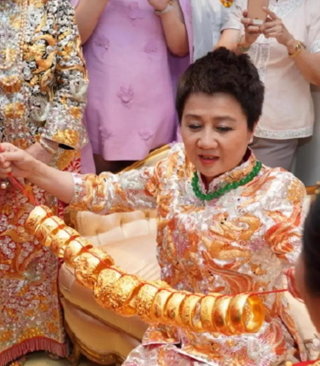 赌王三太陈婉珍真的很尊重亲家,合照的时候刻意把鸽子