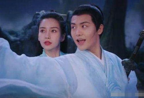 baby巴黎晚宴为大佬献唱,身材火辣穿着清凉,演唱背景音未消遭批