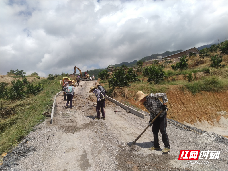 宜章县梅田镇龙村瑶族村:修通产业路 助力产业兴