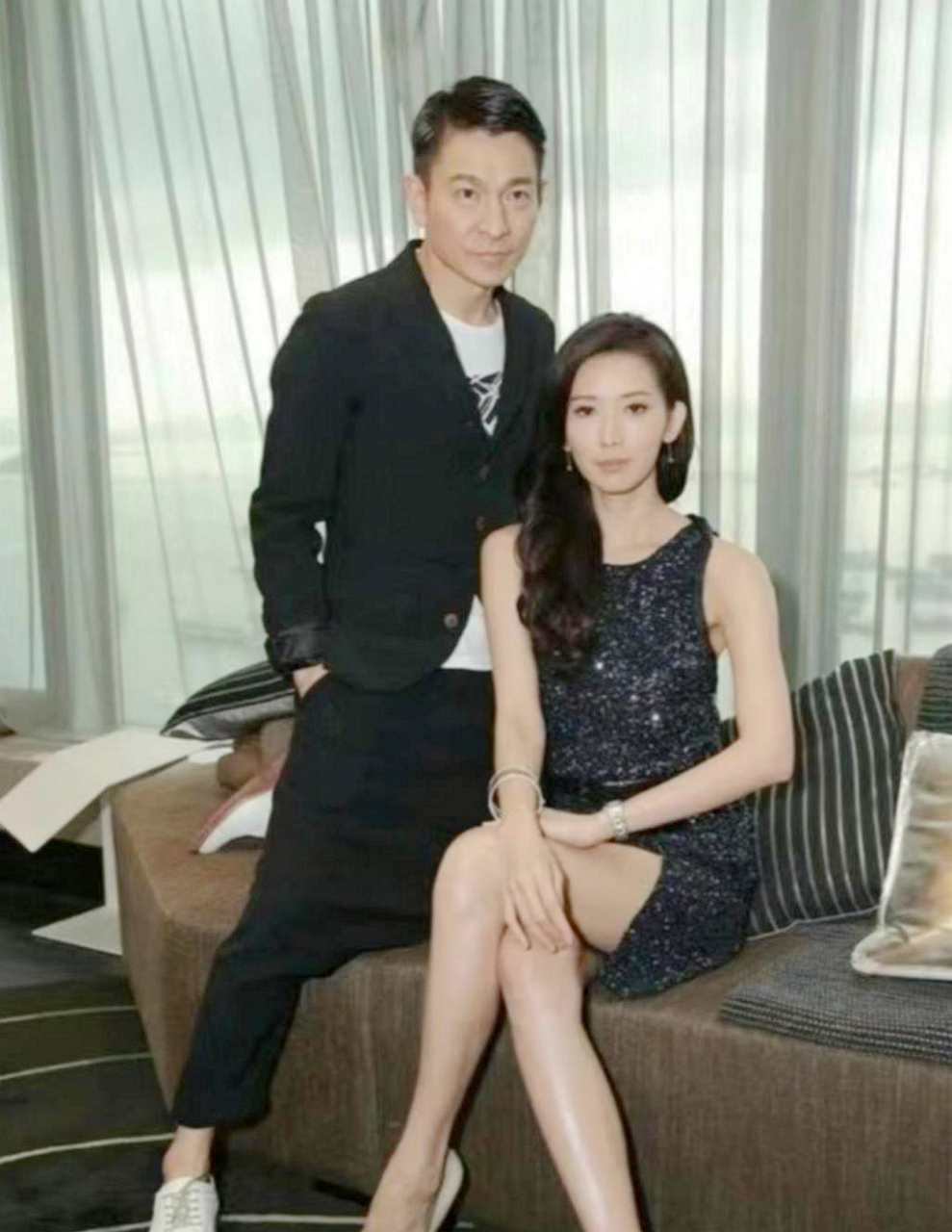 61岁的华仔与林志玲合影,不羡慕美女.