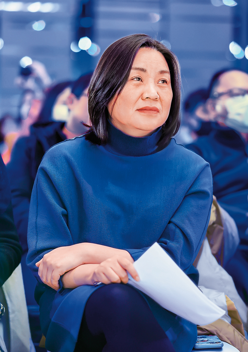 试试和梁鸿一起"回到"故乡——专访中国人民大学文学院教授,作家梁鸿