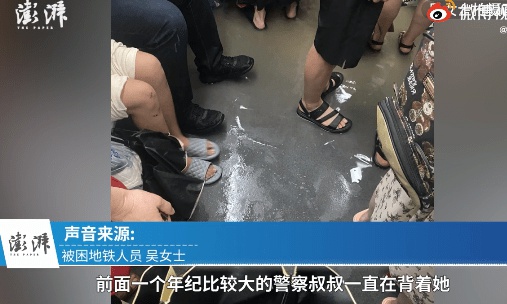 郑州暴雨 地铁被困者回忆:一个女生晕倒,民警一直背她