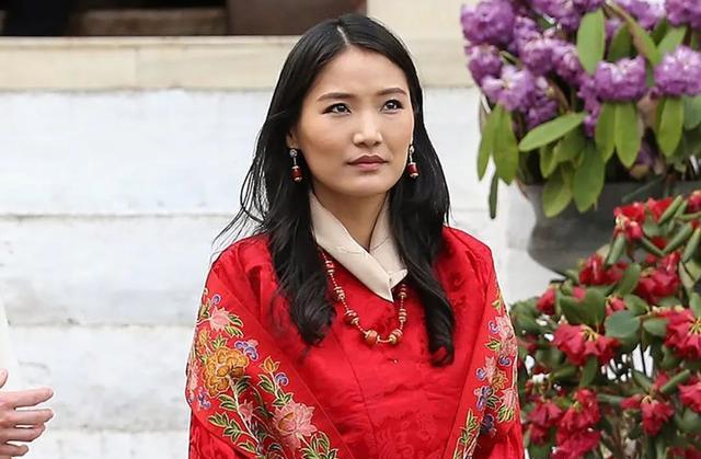 30岁不丹王后婚姻艰难,公开躲避国王搂肩,曾相濡以沫今相看两厌