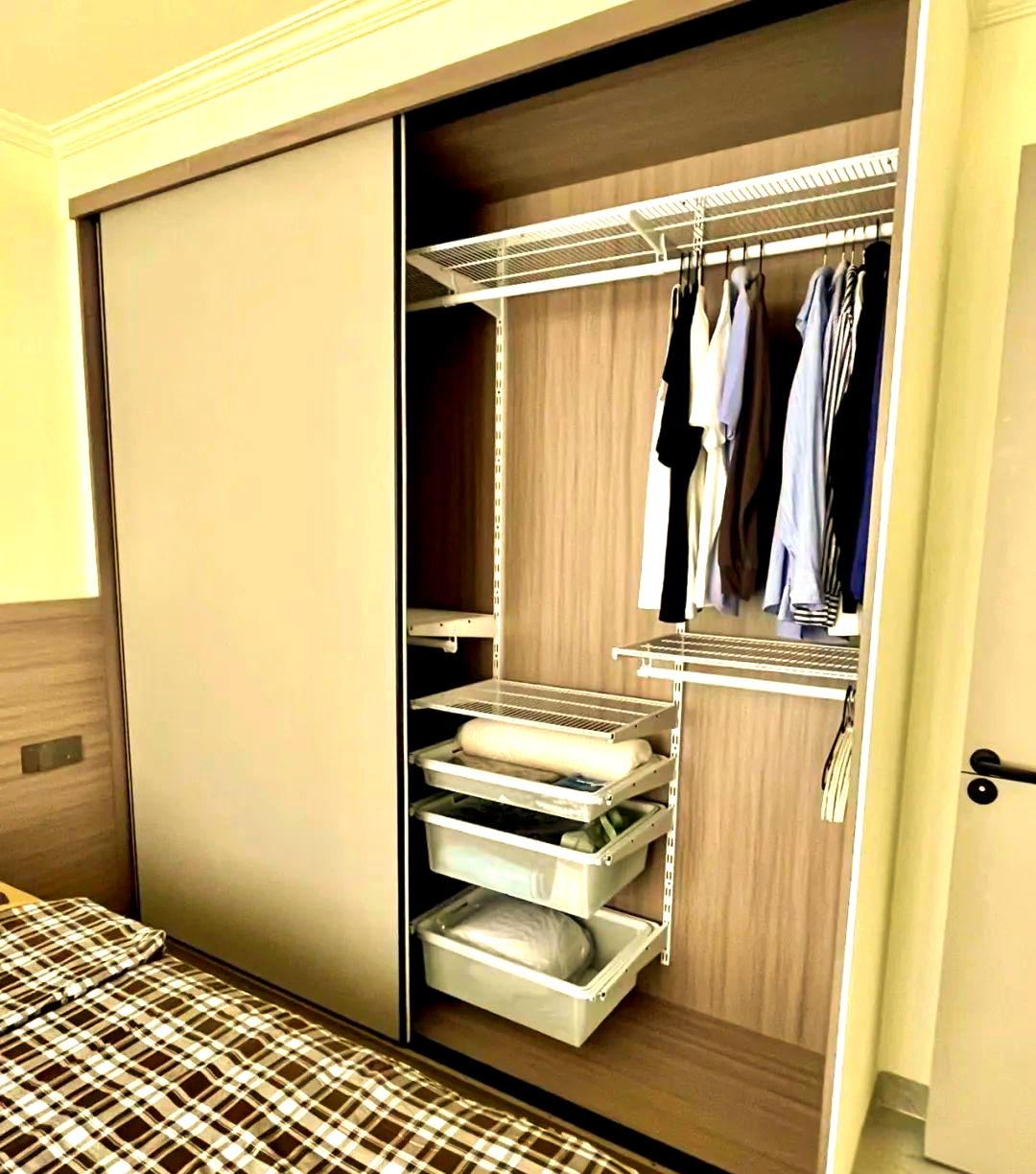 第一种是直接在水泥砂浆墙面上安装柜子,即我们常见的衣柜背面墙体,未