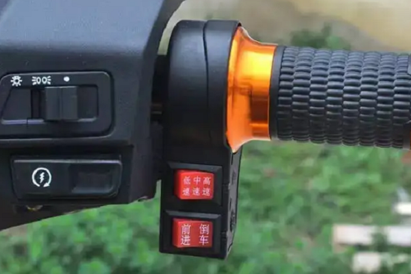 电动车突然前进变倒车是怎么回事