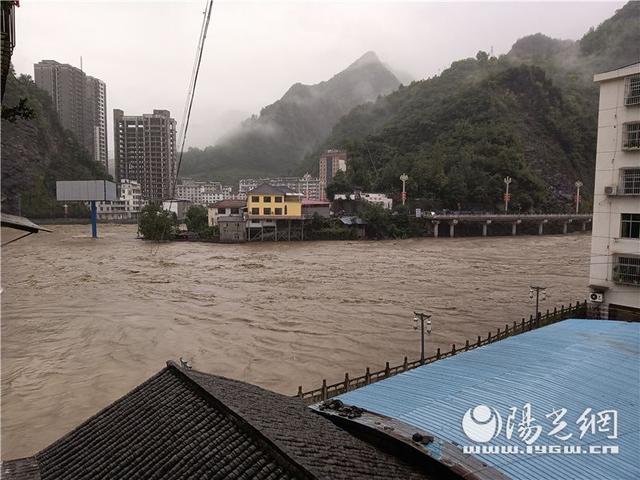 镇坪县洪水图片