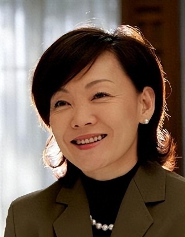 安倍昭惠留恋夜店超爱男模,自安倍晋三去世后,竟回老家开店种地