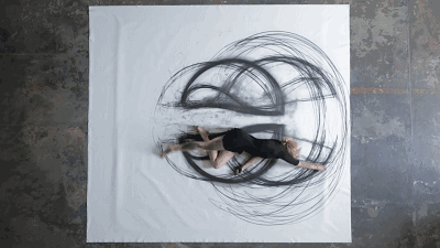 国外女艺术家边跳舞边画画,堪称视觉盛宴!