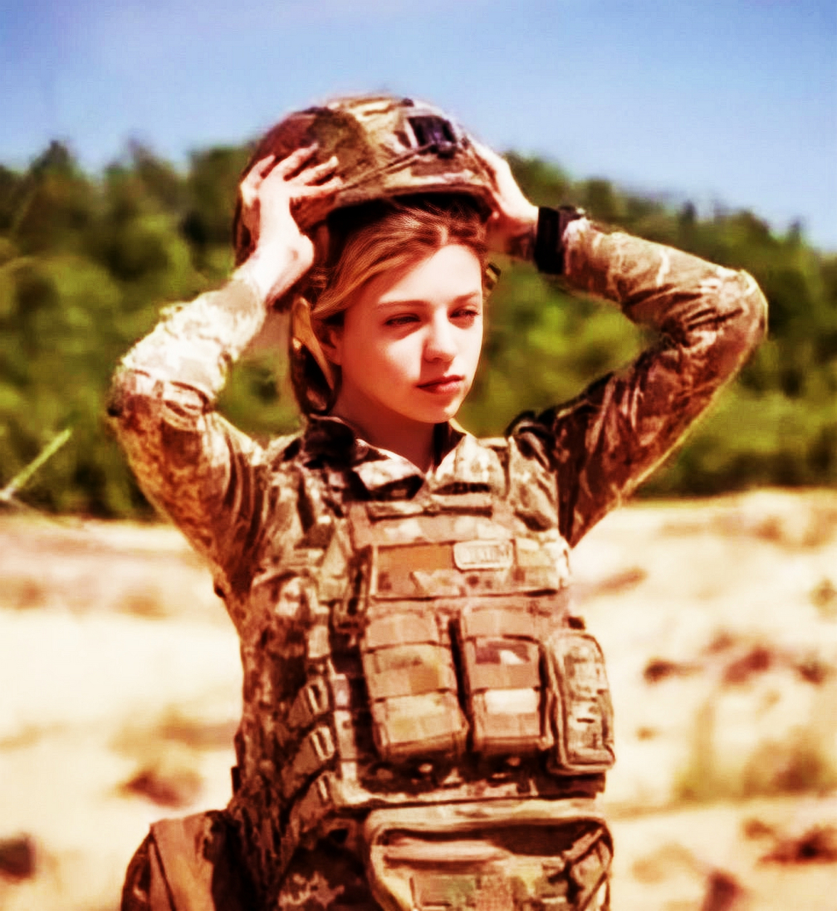 乌克兰女兵艾琳娜上战场前晒出身着军装的照片.