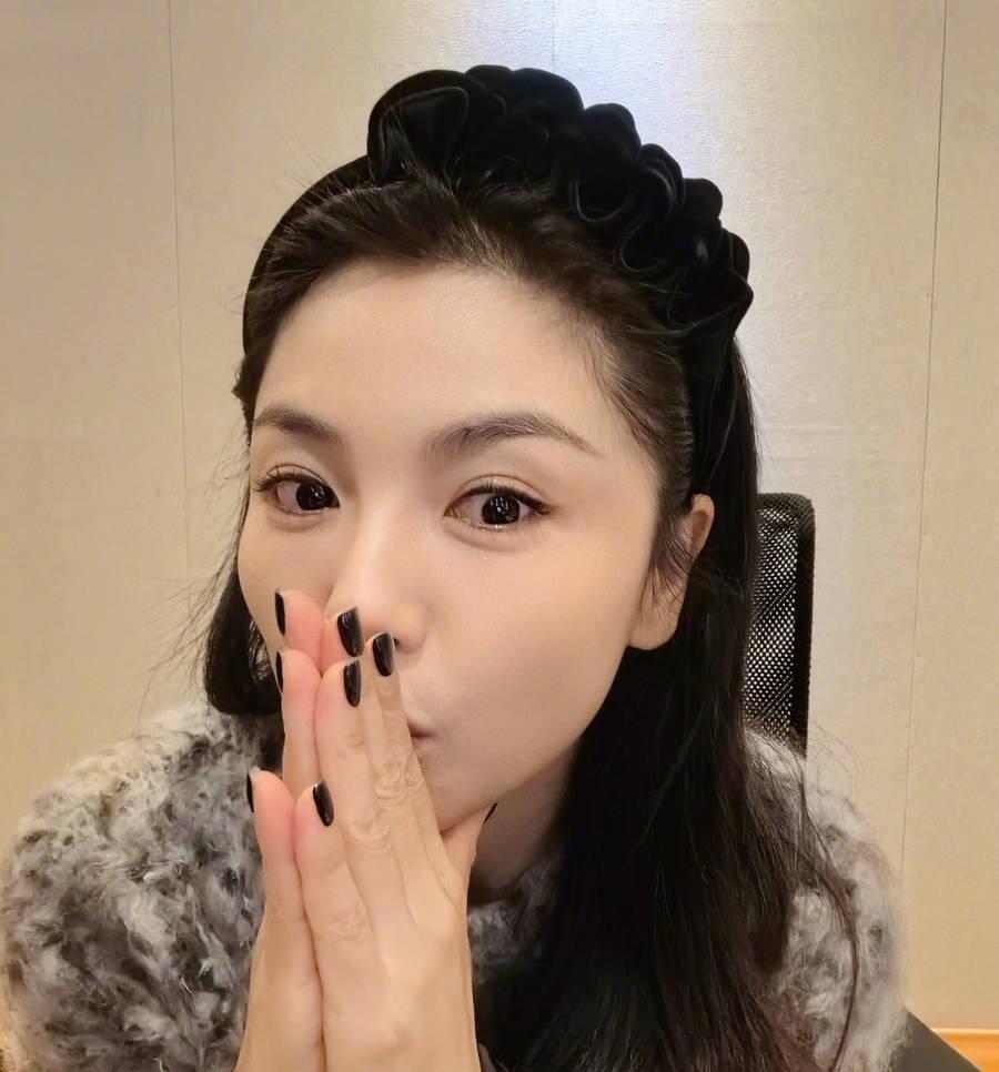 刘涛对镜秀美甲姿势可爱 戴黑框眼镜笑容温婉