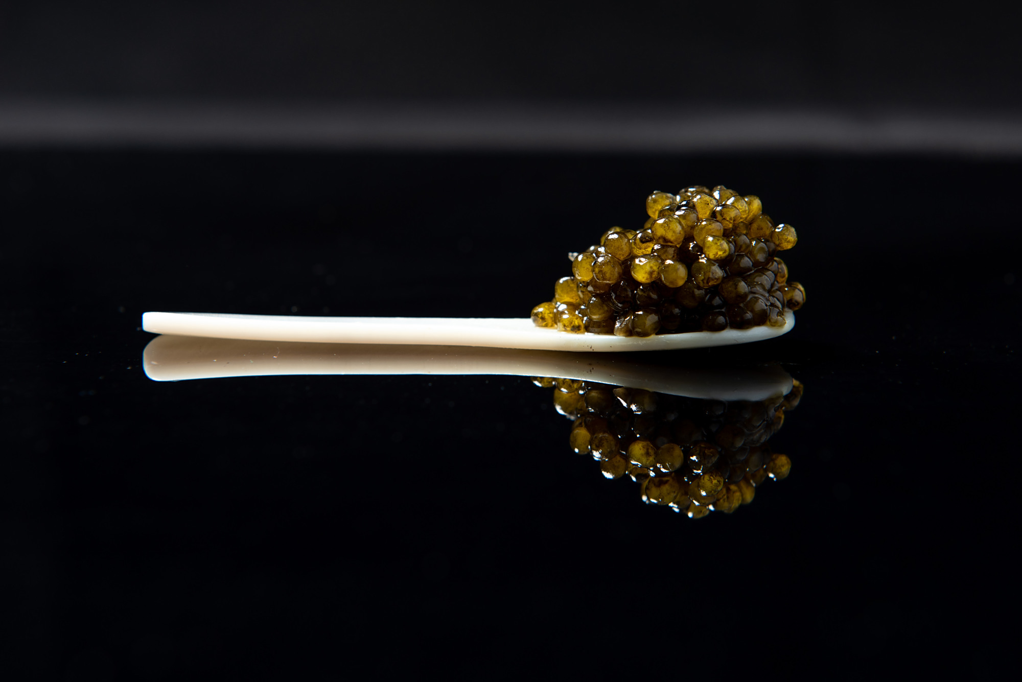 鲟鱼子酱:舌尖上的软黄金,消融在唇间的顶级珍味