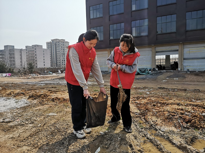 争做新时代活雷锋 江北初中开展志愿捡垃圾活动