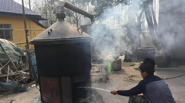 锦州64岁大爷自己在家酿酒,这种自泡酒能喝吗?听听行家咋说的