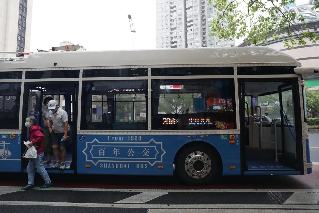 114岁的20路公交线整装焕新再出发铛铛声里镌刻百年上海记忆