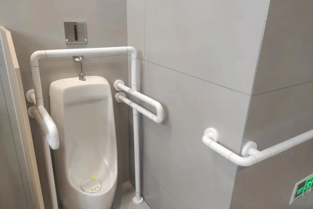 这里的公厕,完成了适老化,适幼化改造!