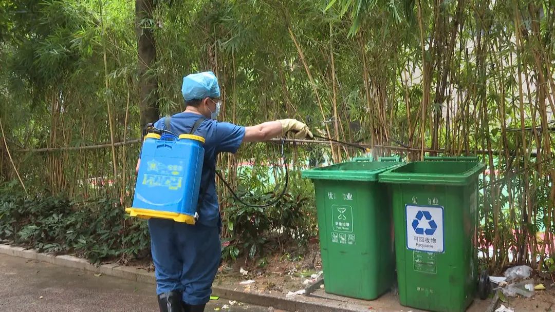 经过大家的努力,日昇新城小区的8万多平方米公共区域已消杀完毕.观众