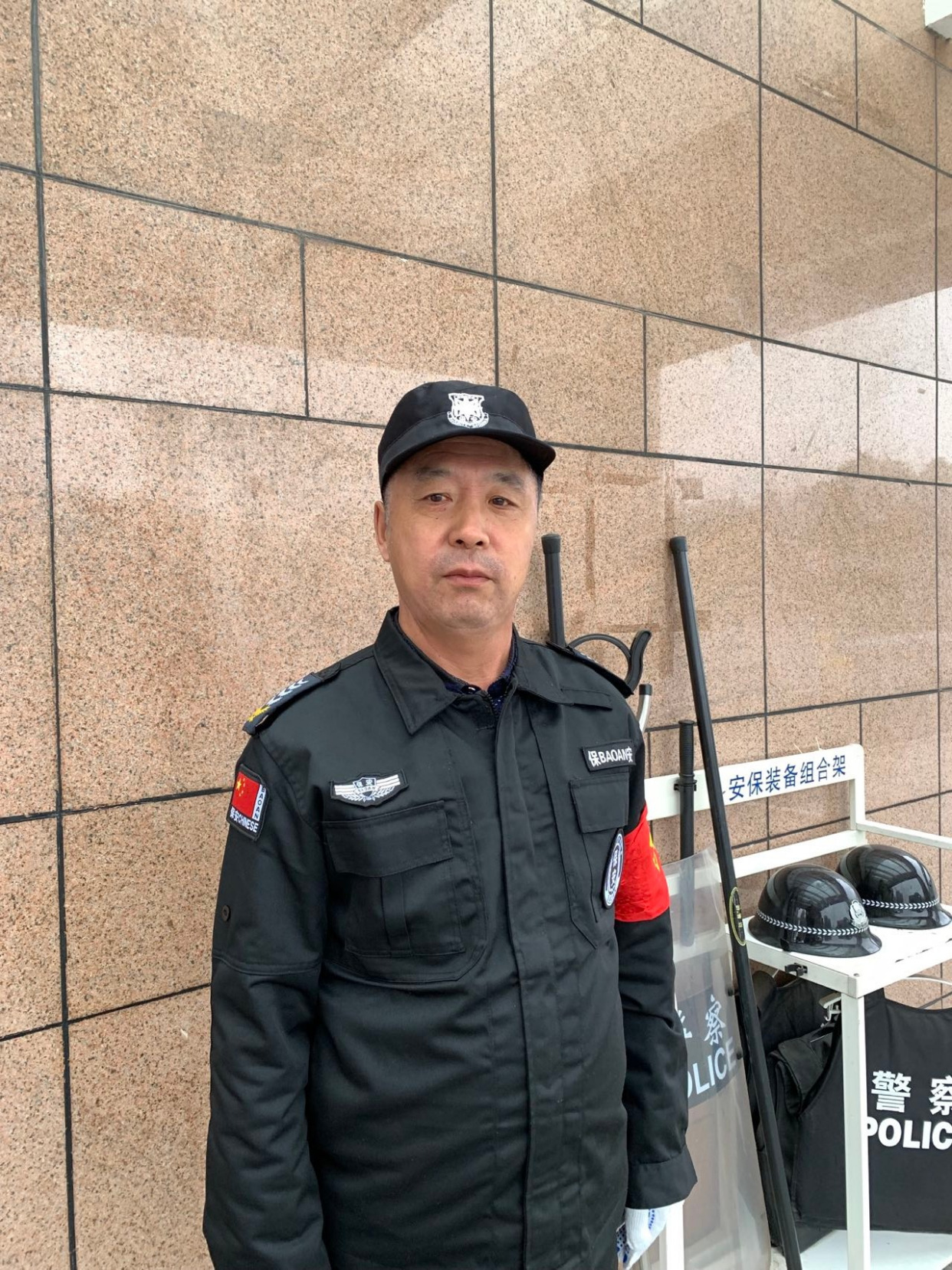 为和留学生"搭讪",长沙一高校保安大叔自学英语