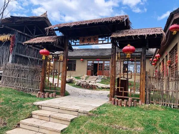 还原了东北农村老宅的面貌,依山势而建的独居小院门前铺满了青石板路