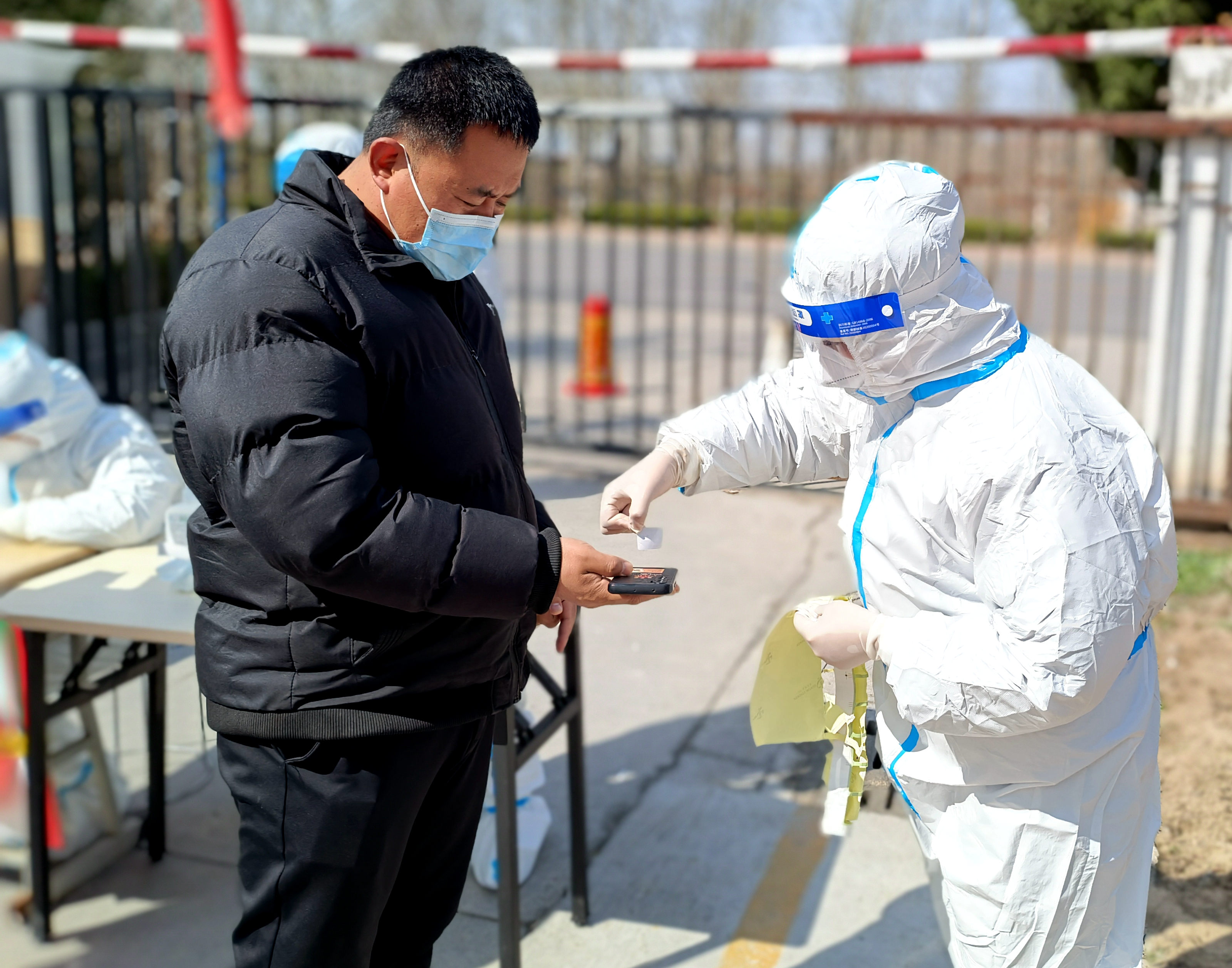 青年志愿者在防疫一线绽放青春风采