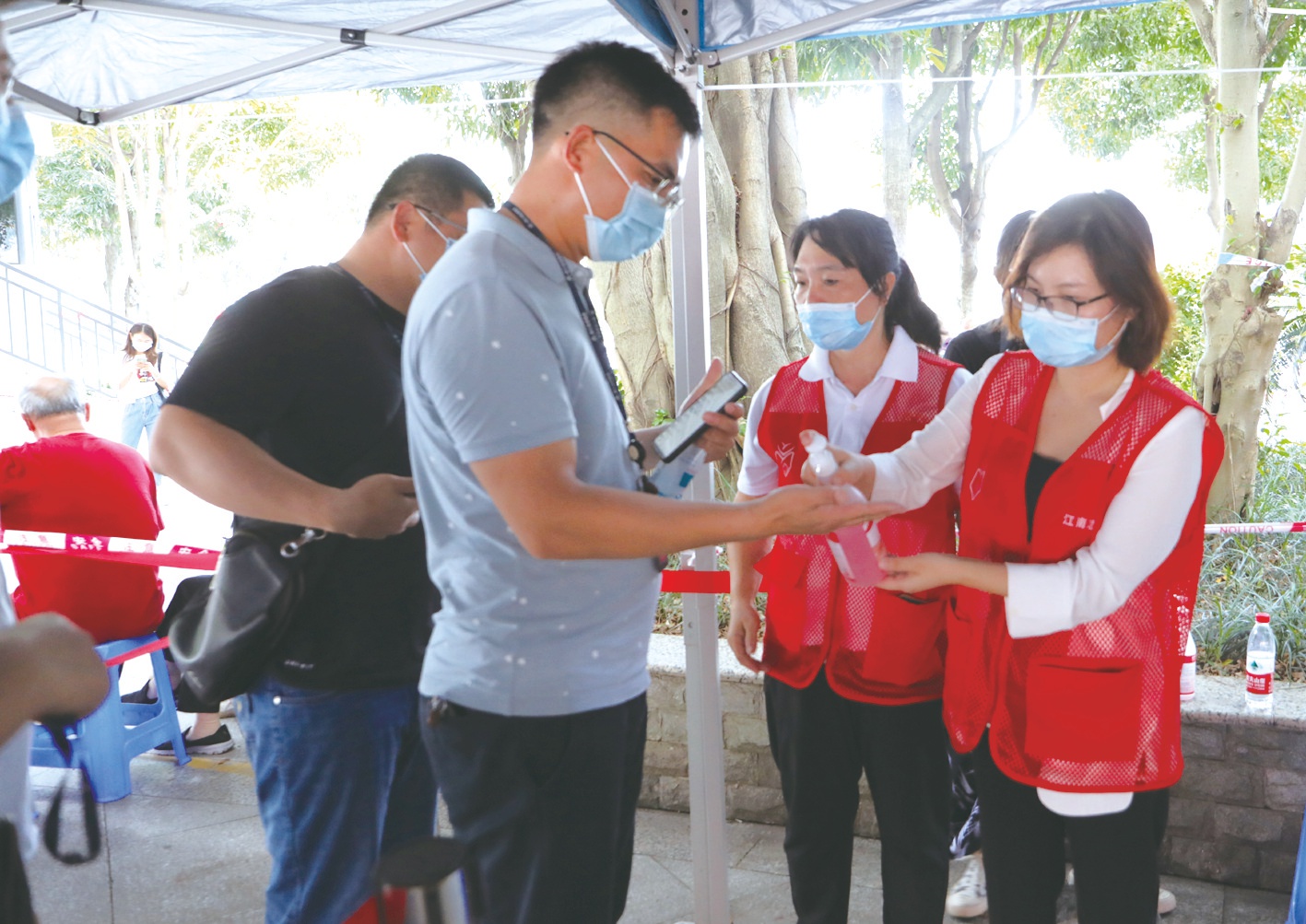 志愿者为前来接种疫苗的市民提供服务(江南区委宣传部供图)