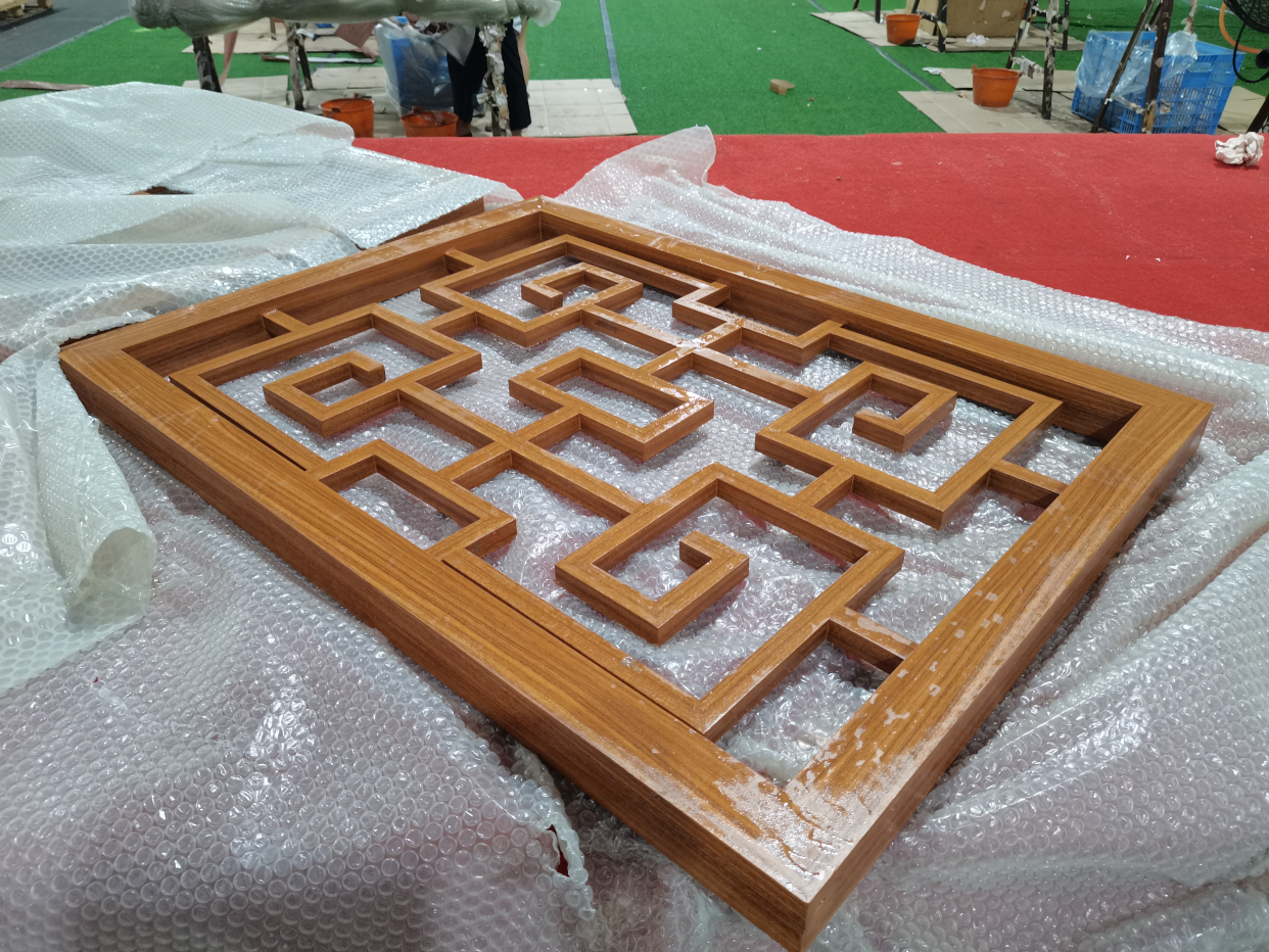 火锅餐厅卡座装饰西字格铝隔断 木纹铝艺隔断