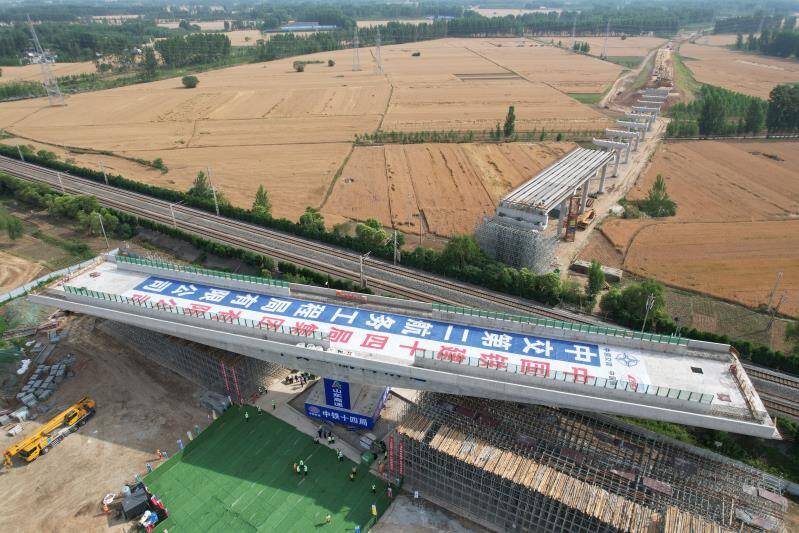 京台高速改扩建工程微山岛连接线跨京沪铁路转体桥完成转体