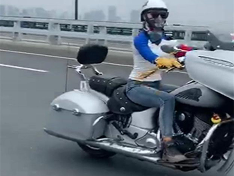 女司机骑48万摩托车现街道,穿着保守却挡不住身材,网友:太棒了