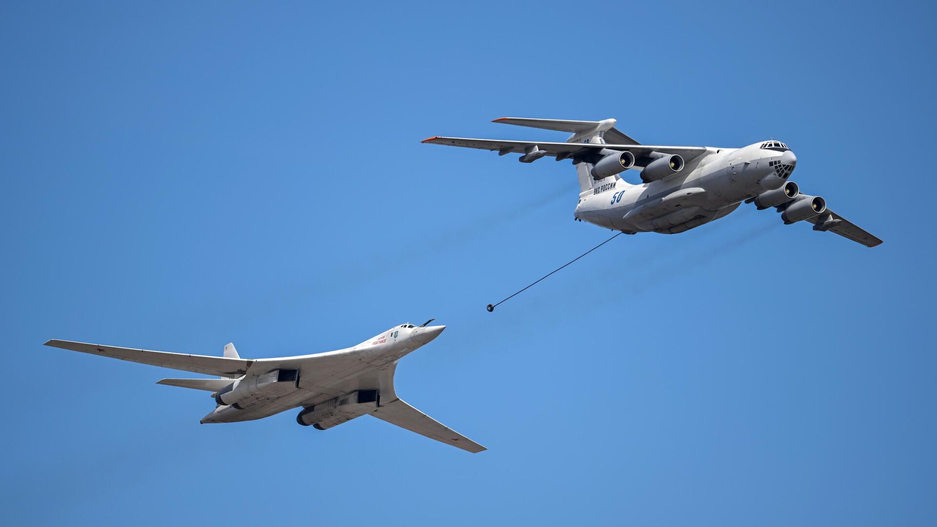 俄联合航空制造集团:两架图-160m战略轰炸机转入飞行测试