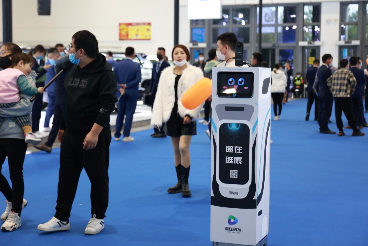 全国首款远程临场交互式体验机器人重磅亮相!