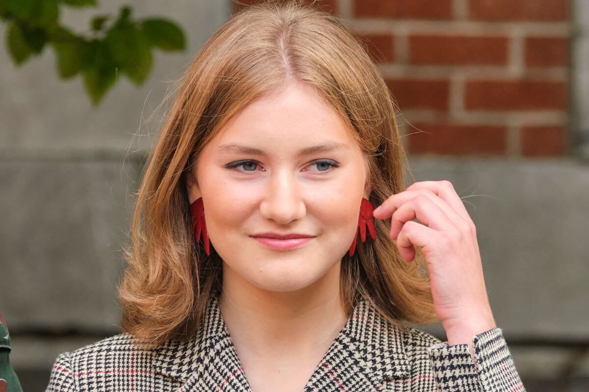 未来比利时伊丽莎白女王21岁生日照,穿金戴银美艳动人,还会中文