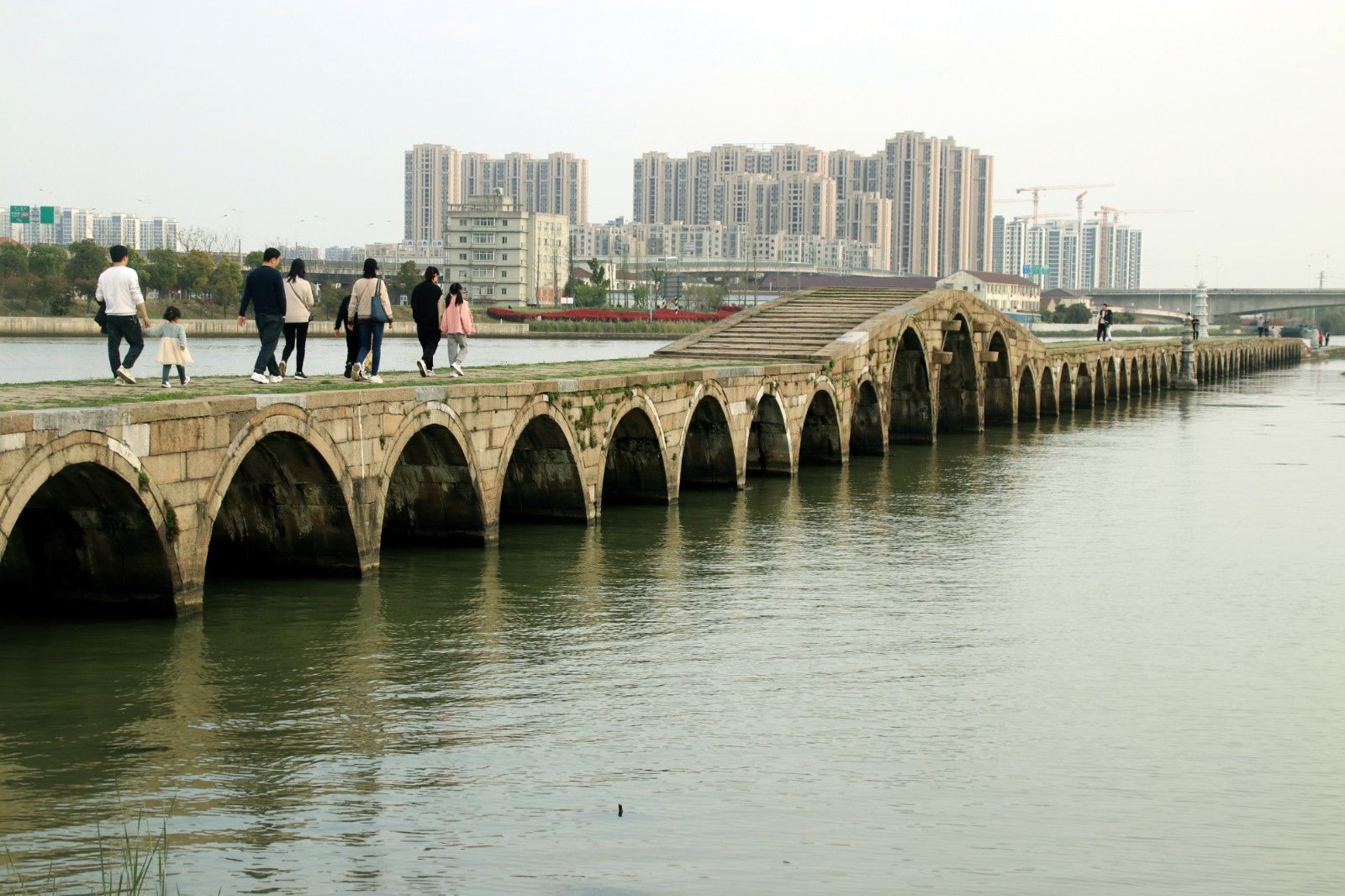 苏州:千年宝带桥春意浓 游客前来春游赏景