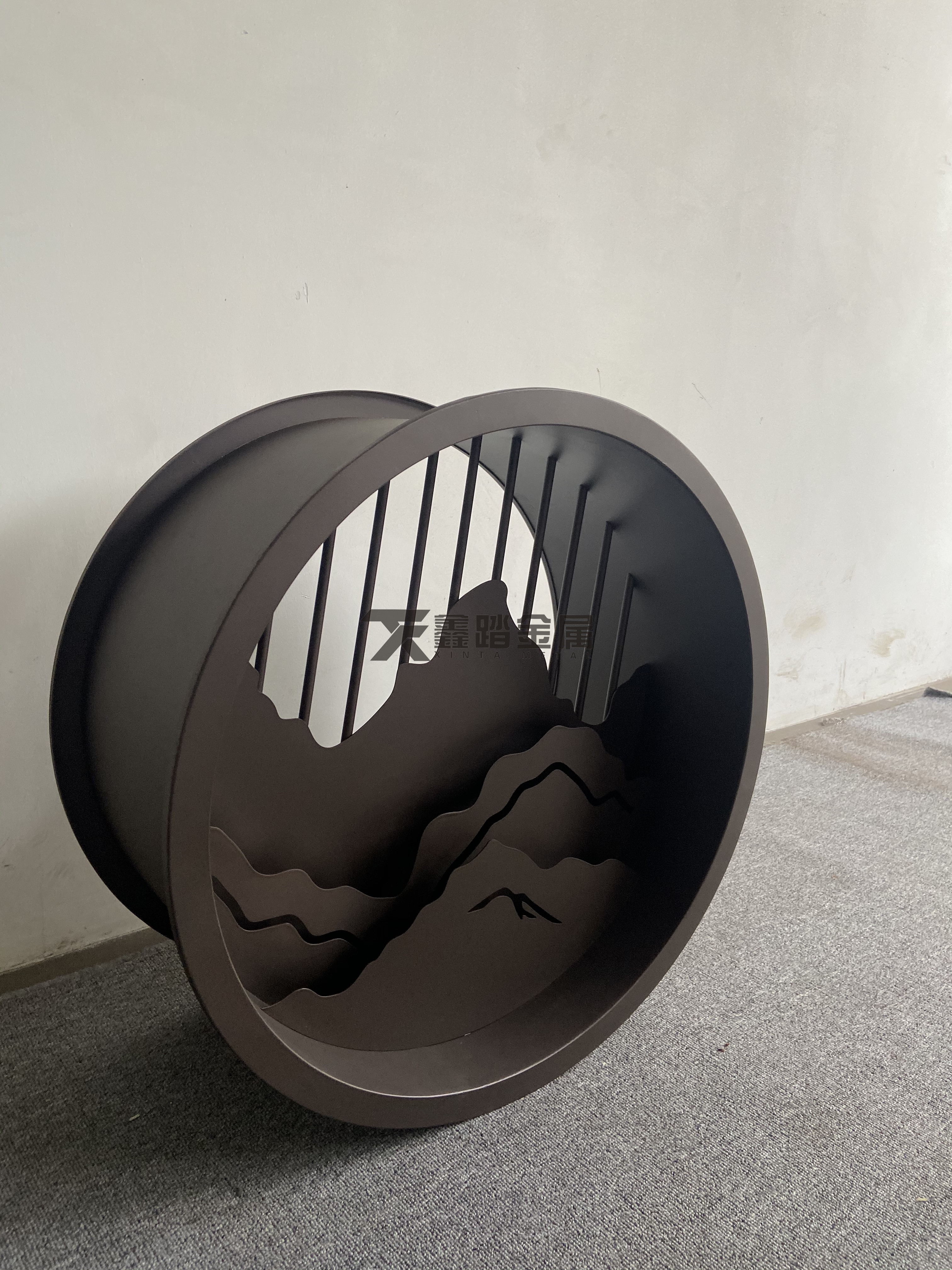 深咖色烤漆不锈钢山形屏风,新潮元素的加入不过时