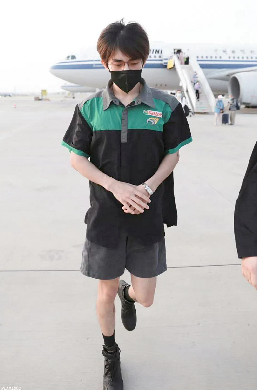 易烊千玺穿短裤,腿好细