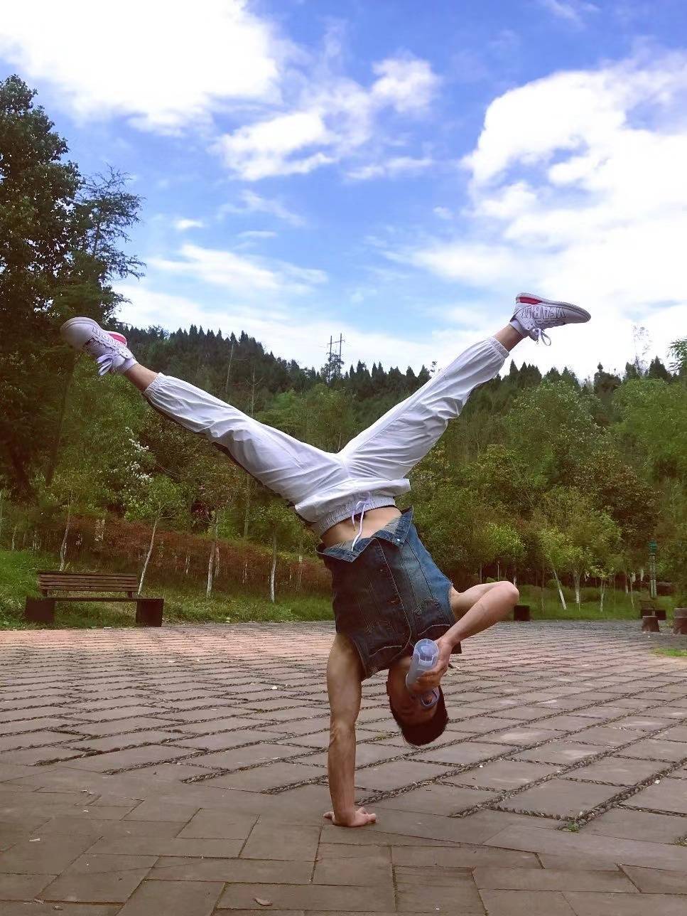 新青年·上封面丨"最牛小学体育老师":倒立行走看世界