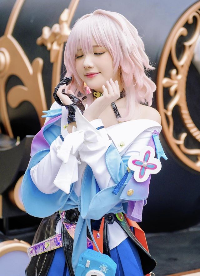 陈秋芳的三月七cosplay让粉丝们心动不已,因为太可爱了!