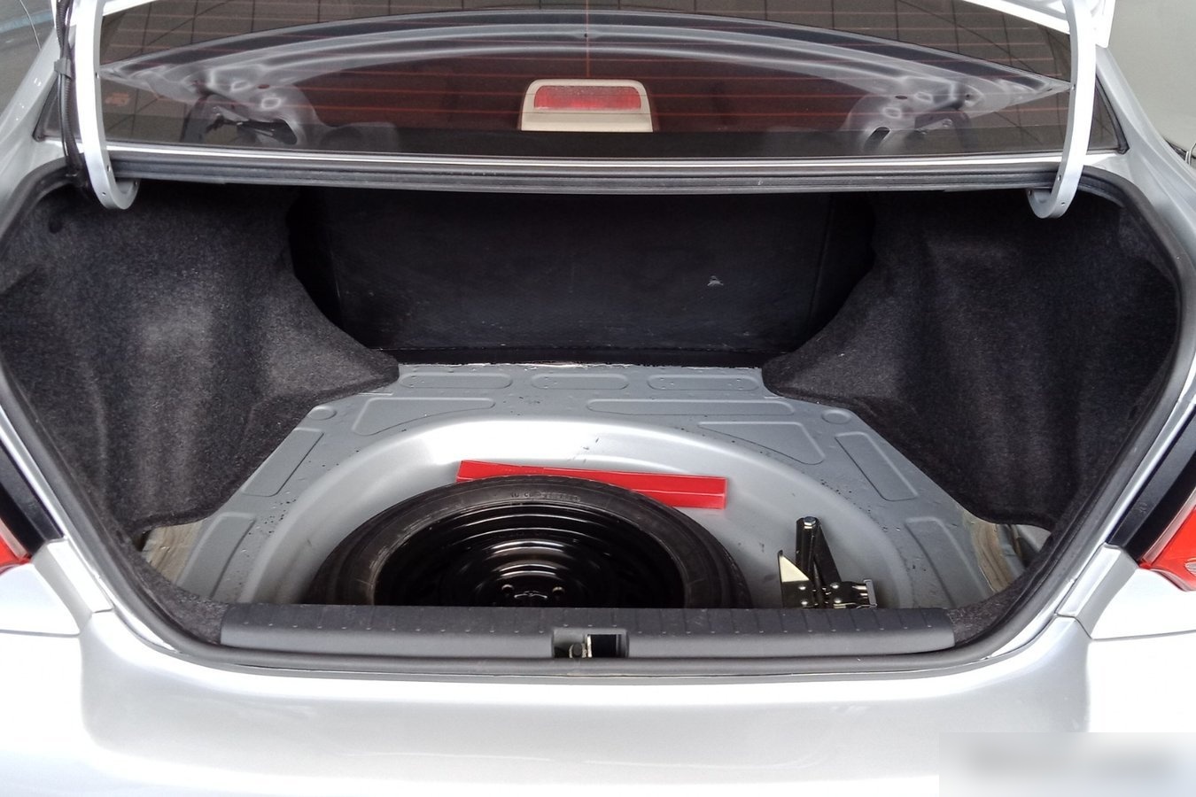 花冠后备箱用钥匙锁住后打不开