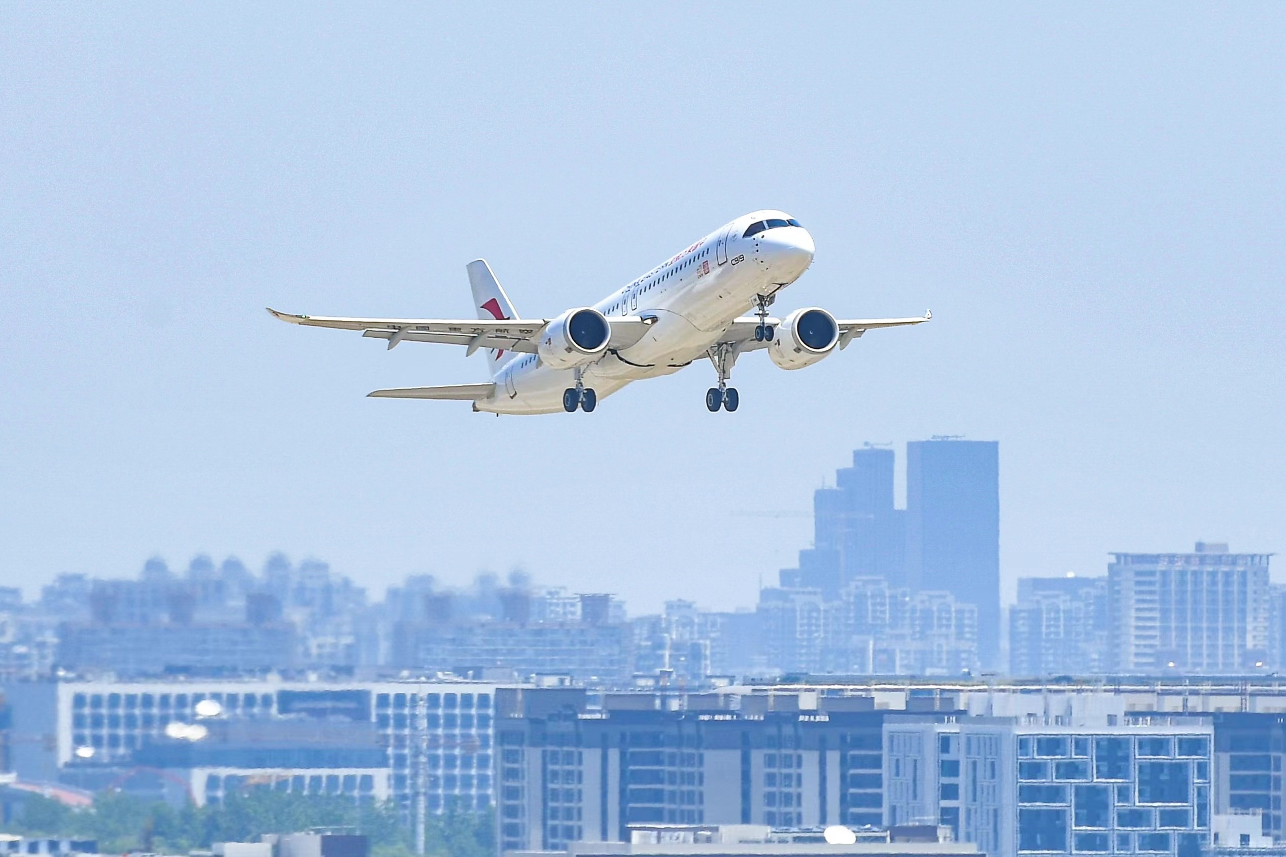 多图直击!东方航空开启c919飞机首次商业飞行