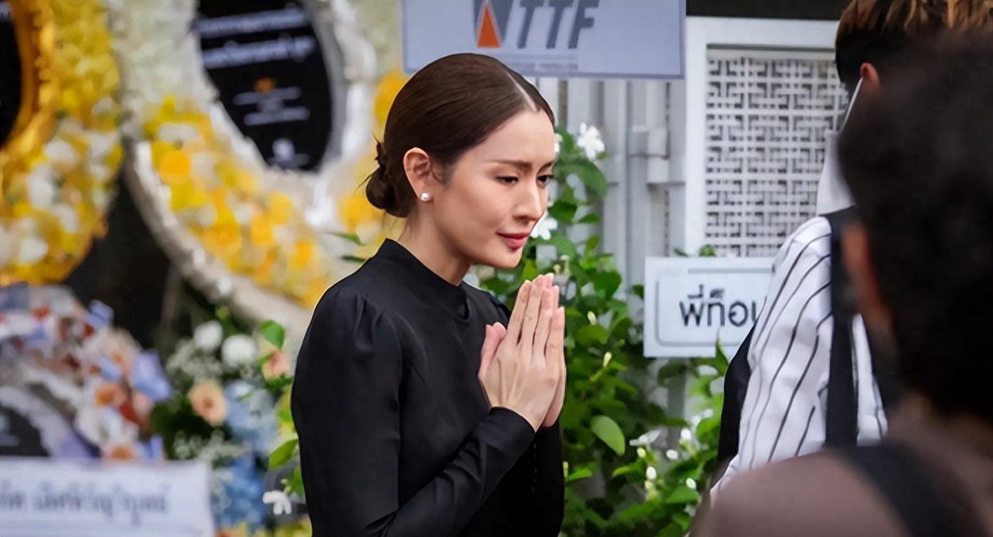 泰国女艺人aff父亲去世,展现坚强与勇敢