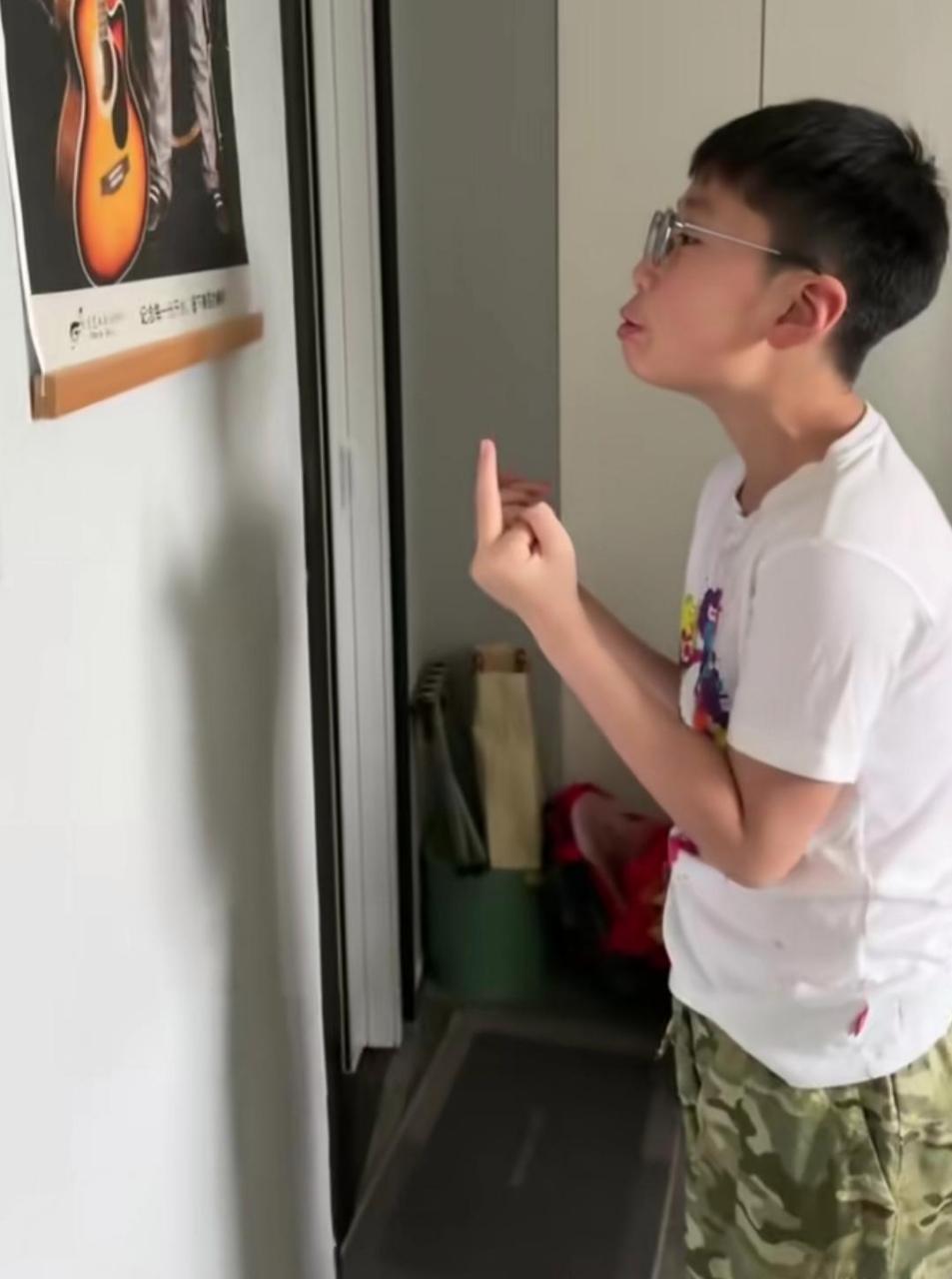 孩子在学校学了一个坏习惯"竖中指",这么喜欢就罚你竖一个小时,看你