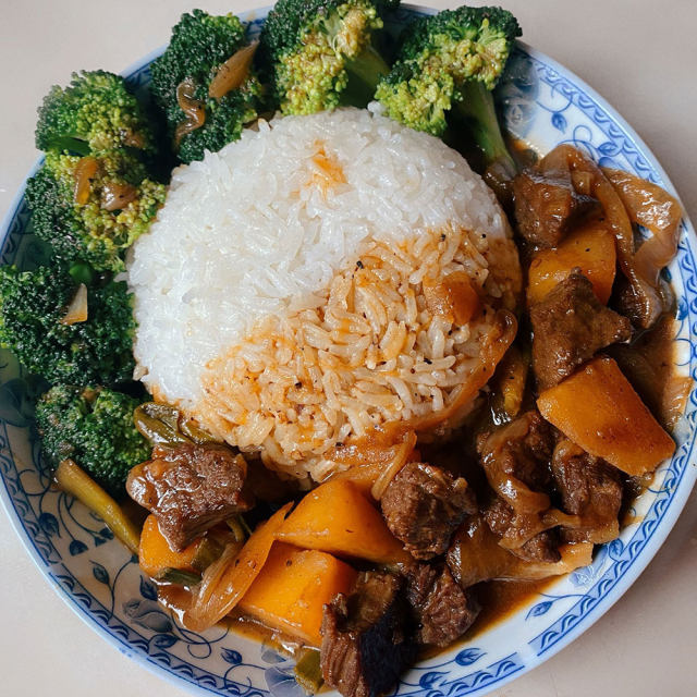 黑椒土豆牛肉饭,椒香浓郁,美味可口