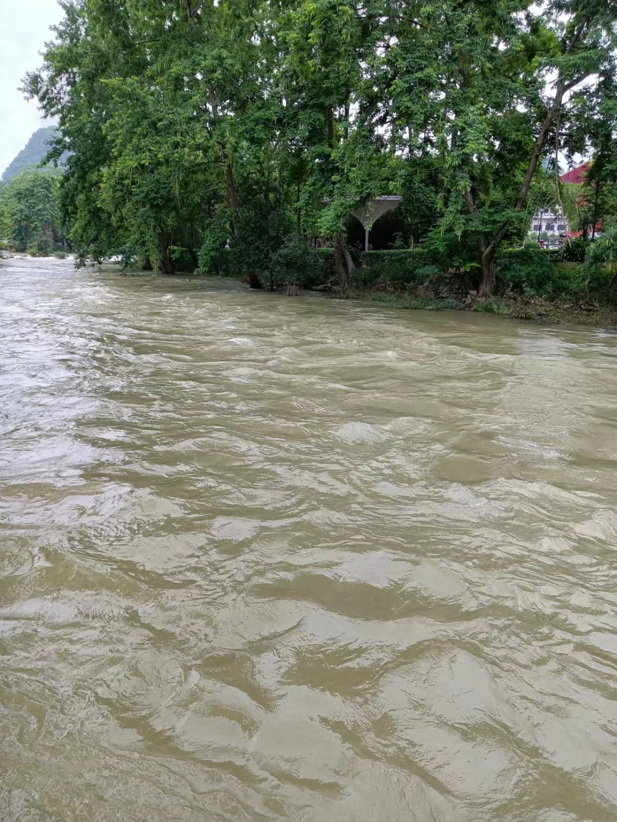 今明两天强降雨区东移南压 桂东桂南局部有大暴雨到特大暴雨