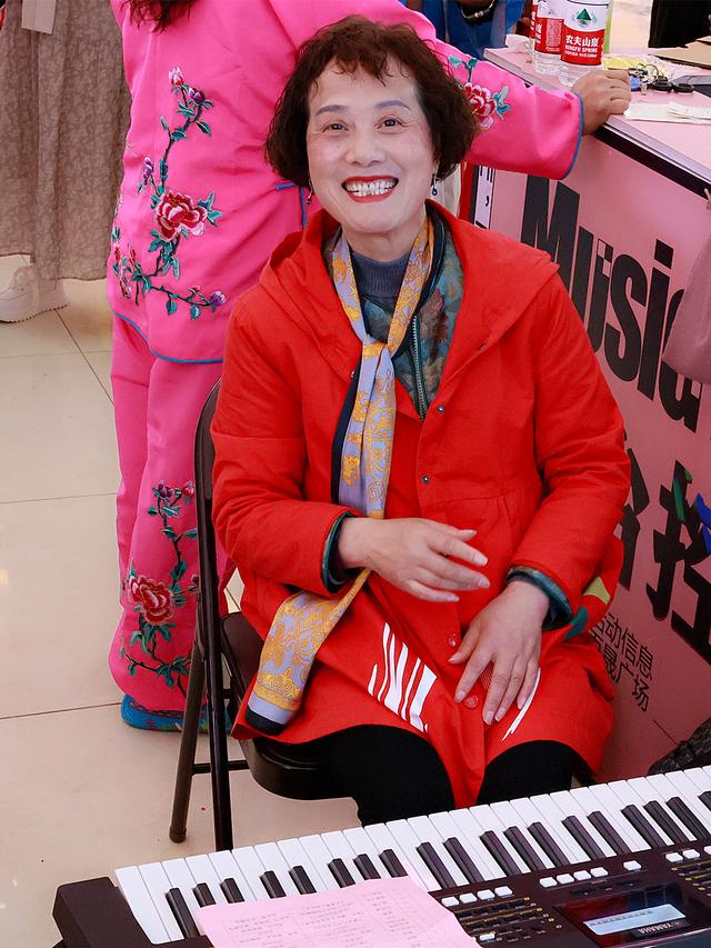 观盛世美景赏五月花红记监利市曲艺家协会百晟广场庆五一文艺晚会