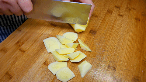 土豆一个,去皮切成滚刀块,把切好的土豆放入清水中浸泡,防止土豆氧化