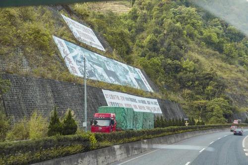 云南有一条死亡之坡,全长27公里下降1100米,10年毁了上千辆车